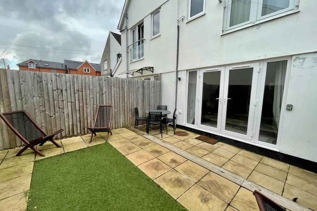 Stylish Modern Two Bedroom Apartment With Garden Cardiff Extérieur photo