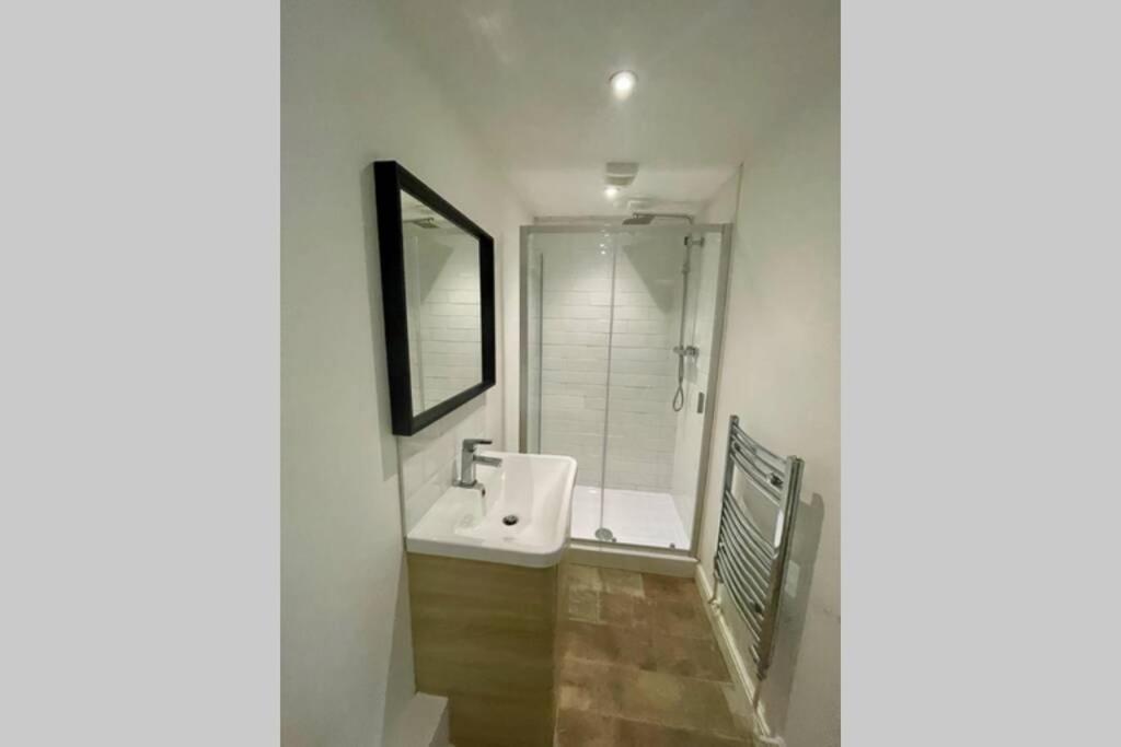 Stylish Modern Two Bedroom Apartment With Garden Cardiff Extérieur photo