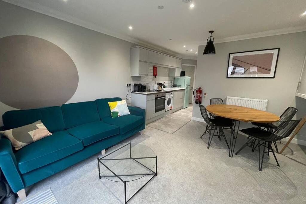 Stylish Modern Two Bedroom Apartment With Garden Cardiff Extérieur photo